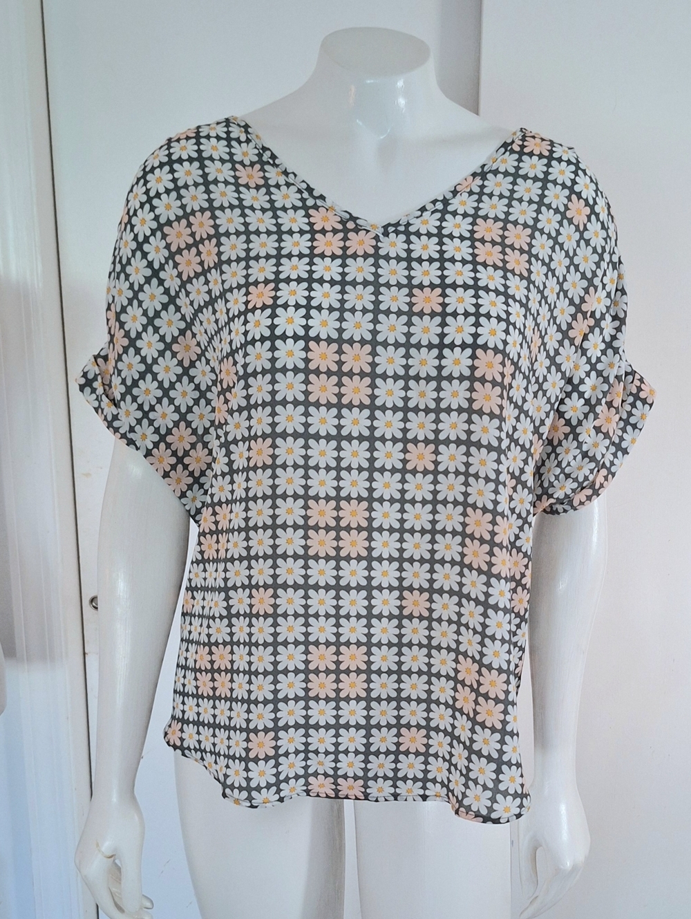 LOFT Floral Print V-Neck Short Sleeve Blouse White & Yellow Daisies On Teal
